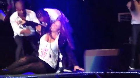 Mariah Carey ... Regardez sa chute sur scène