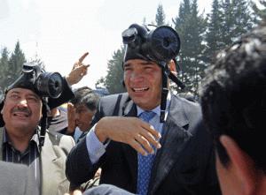 Policiers et militaires équatoriens défient Correa