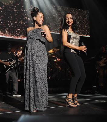 Alicia Keys interprete “Love Is Stronger Than Pride” avec Sade  @ Keep A Child Alive (at the Hammerstein Ballroom, NY)