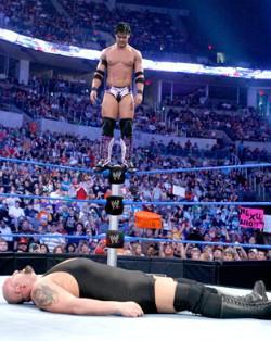 Justin Gabriel exécute un 450 Splashe sur Big Show