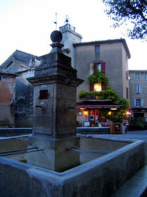 J'ai aimé ....regarder  la nuit tomber sur Gordes ....