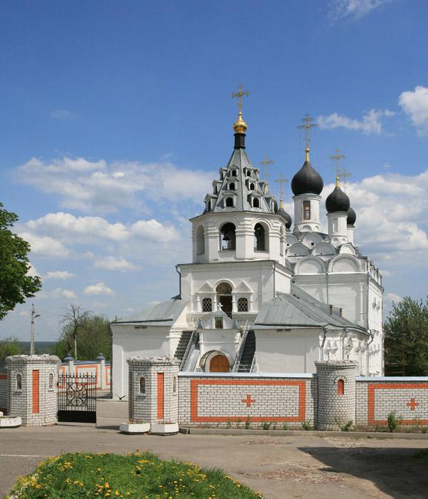 Введенский храм Петро-Павловского женского монастыря в Брянске. Вид с юго-запада. 17 мая 2007 года