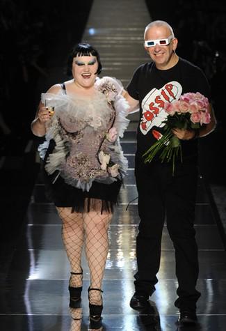 ► Fashion Week Paris : apparition de Beth Ditto au défilé Jean Paul Gaultier,◄
