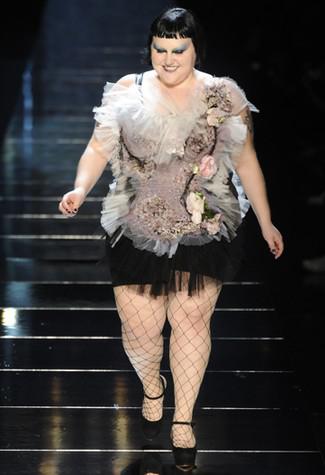 ► Fashion Week Paris : apparition de Beth Ditto au défilé Jean Paul Gaultier,◄