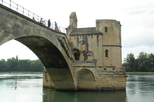 Les deux trompes de la chapelle Saint-Bénézet sur le pont d'Avignon (Vaucluse)