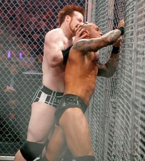 Sheamus ecrase Randy Orton dans le grillage