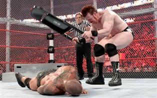 Randy Orton sous les coups de chaise