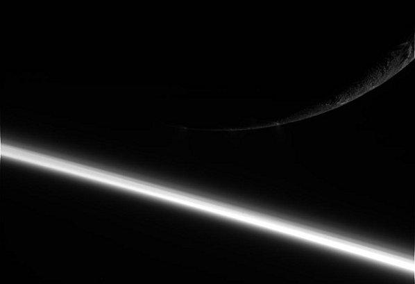 Saturne---lune-Enceladus.jpeg