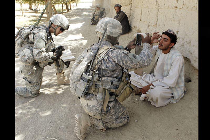 Lundi 4 octobre, village de Shingkay, dans la province de Kandahar, en Afghanistan, ces soldats américains scannent des iris pour alimenter un fichier d’empreintes biométriques. Des millions de données sont ainsi collectées, dont l'utilisation future est incertaine. 
