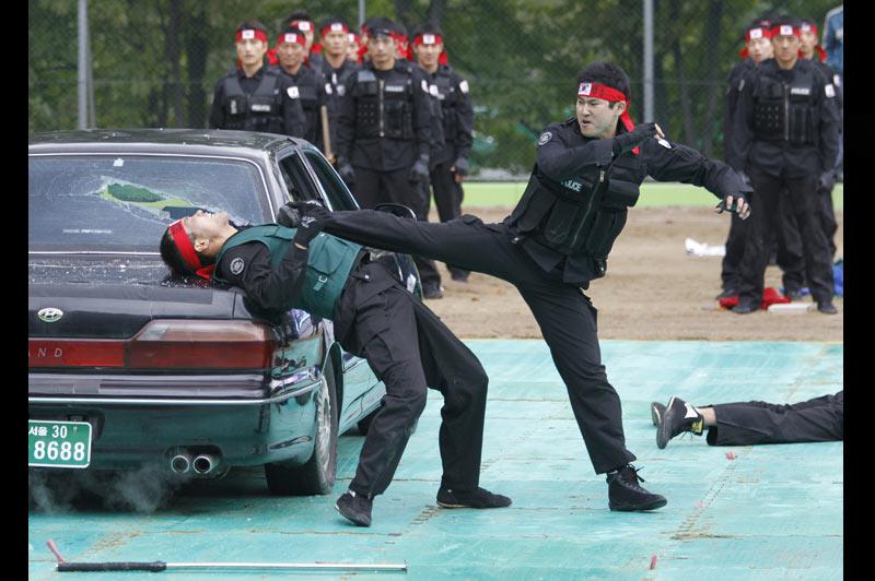 Lundi 4 octobre, à quelques semaines du sommet du G20 de Séoul, en Corée du Sud, ces hommes s’entraînent. Ils sont tous membres d’une unité spéciale de la police pour la sécurité, créée pour l’occasion. 