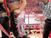 Natalya agressée coup d’escarpin