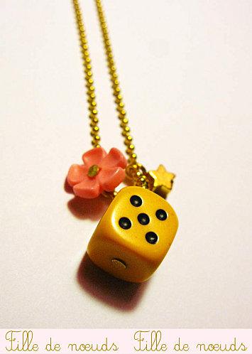 bijou-jouet-collier-des-fleur-etoile.jpg