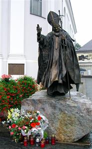 http://www.krakow-poland.com/i/cms/wadowice_john_paul_ii_statue.jpg