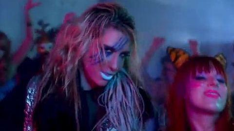 Kesha ... Regardez la nouvelle version de son clip Take It Off
