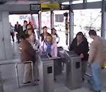 vidéo croche-pied métro