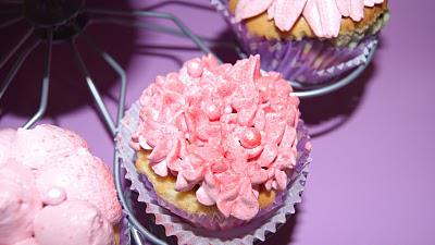 CUPCAKES AUX FRUITS ROUGES ET SA MERINGUE A LA GRENADINE