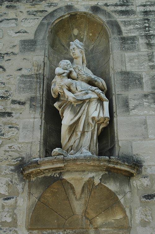 Une voûte en niche creuse et une trompe saillante au-delà d'un mur plan pour une statue de Vierge à l'enfant, quai de la Ligne à Avignon (84).