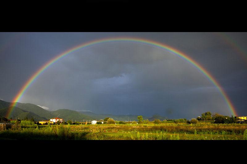 Après la pluie, l’arc-en-ciel. Ce phénomène d’optique a été photographié dans la campagne italienne, en Toscane, mardi 14 septembre. 