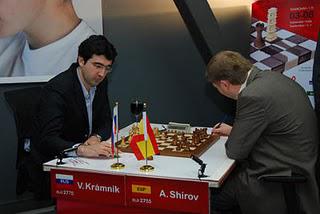 Echecs à Bilbao : Vladimir Kramnik 1-0 Alexei Shirov © Photo site officiel