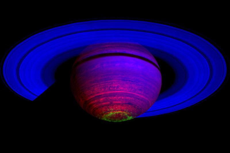 <b></div>ET POURTANT SATURNE</b>. Vous l’aurez sans doute reconnue, grâce à ses anneaux : cette boule incandescente, c’est Saturne, l’une de nos planètes géantes, avec Uranus, Jupiter et Neptune. Photographiée à 65 reprises par le spectromètre à infrarouges de la sonde Cassini, elle nous montre ici, en une seule image composite, toute la splendeur et l’étendue de ses aurores boréales. Magnifique, mais surtout utile. Car« le plus vieil objet d’observation céleste »(voir à ce sujet, sur Dailymotion, l’extraordinaire conférence de l’astrophysicien André Brahic : Promenade sur les anneaux de Saturne) ne cesse de nous éclairer sur le passé, le fonctionnement et l’avenir de la Terre. Un superbe luminaire, merveilleusement lumineux.