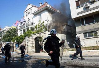Les forces de l'ordre serves pourchassent des manifestants anti-gays devant le siège du parti au pouvoir à Belgrade, le 10 octobre 2010. Source et copyright AFP