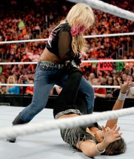 Natalya s'explique avec Layla