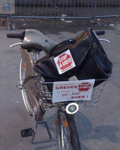 Les Vélibs aux couleurs de STOP LA GREVE