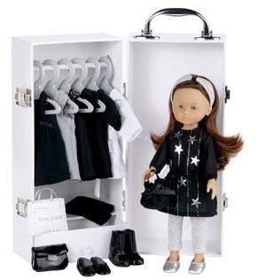 Après les people, Dino e Lucia habille une poupée Corolle