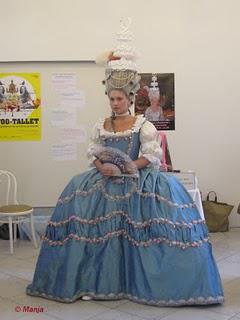 Robes et perruques chez Antoinette