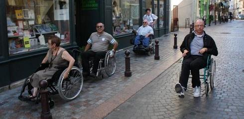 Jacqueline, Gérard, Daniel et Éric ont parcouru le centre-ville castelroussin pour en tester l'accessibilité. Bilan : « Bien, mais peut mieux faire ». - 