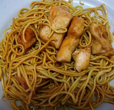 Nouilles sautées au poulet moelleux miel et sauce soja