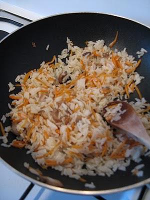 Poëlée de riz aux carottes et champignons