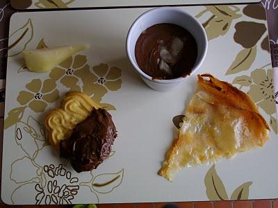 Mousse au chocolat à la poire accompagnée de sa gavotte poire/amandes effilées.