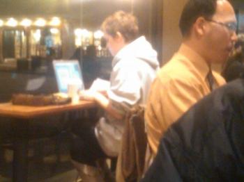 Emma Watson dans un Starbuck Coffee