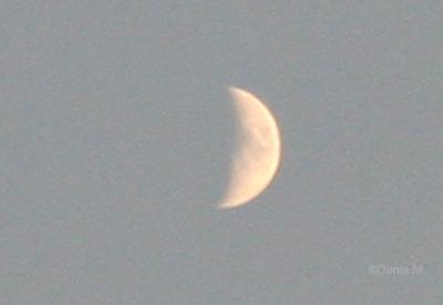 Levé de lune sur le locle en suisse dans le canton de neuchâtel, le 13 octobre 2010