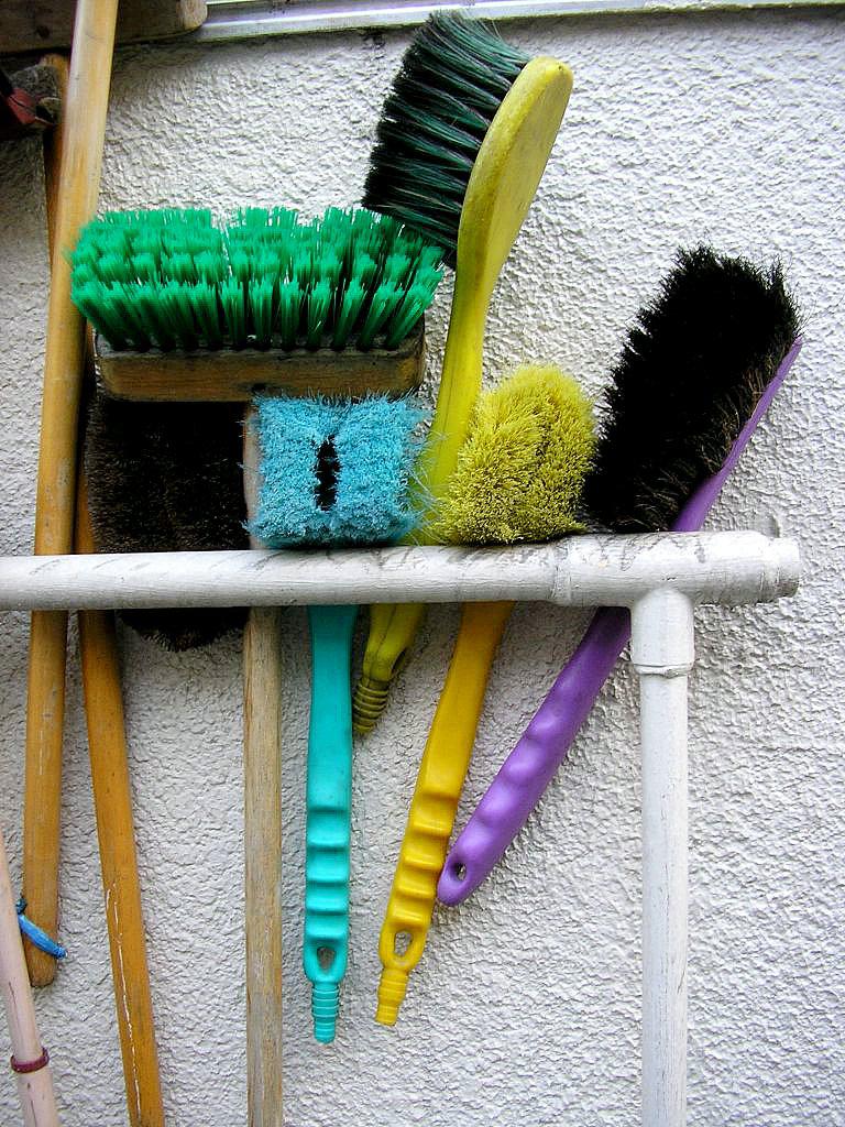 http://upload.wikimedia.org/wikipedia/commons/3/3d/Cleaning_brushes.jpg