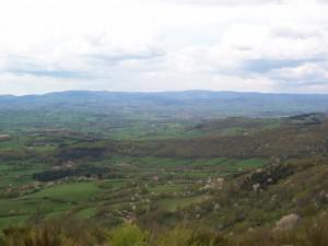 Vallée de l'arroux vue de la colline d'Uchon. En arrière-plan les monts du Morvan