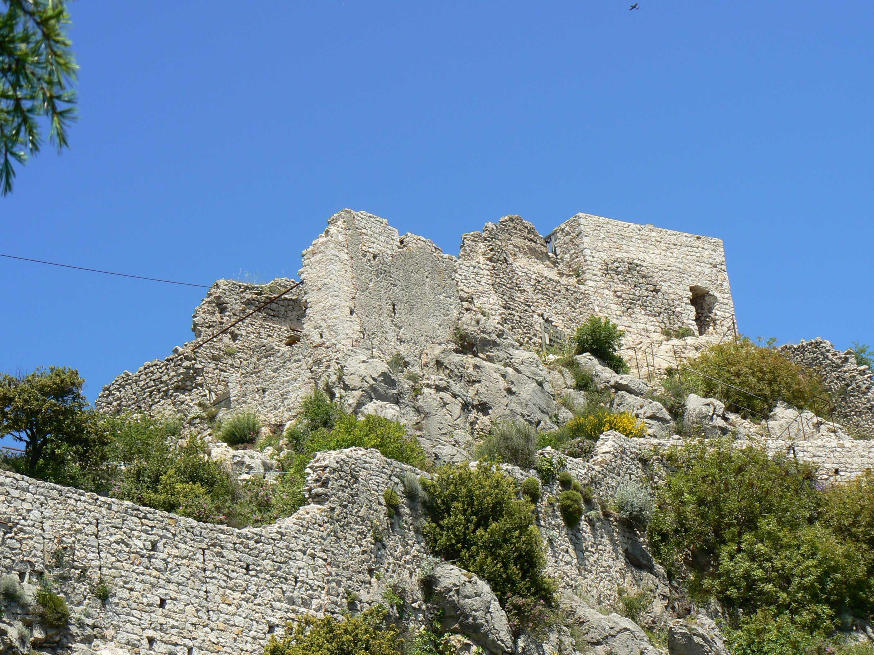 Le château de Sainte Agnes: des fouilles vieilles d’une dizaine d’années.