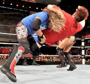Edge remporte le Battle Royal pour Smackdown