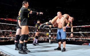 Wade Barret et John Cena face à Randy Orton