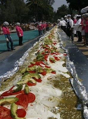 Le Mexique bat le record de la plus grande enchilada du monde