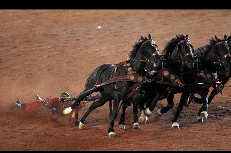 Mercredi 20 octobre, au stade du parc olympique de Sydney, en Australie, ce cavalier répète en vue du prochain tournage d’un «remake» du grand classique du cinéma <i></div>Ben-Hur</i>.
