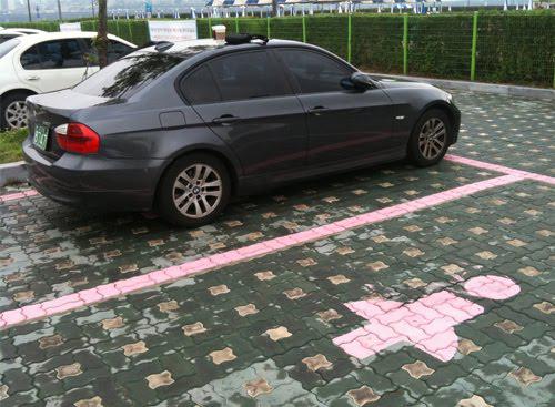 Places de parking rose réservées aux femmes