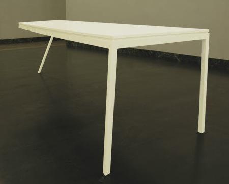 Tables et chaise par Stijn Ruys