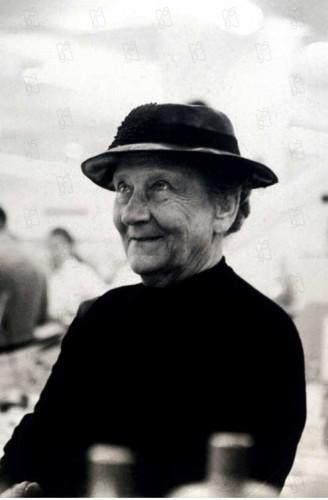 vieille dame indigne.jpg