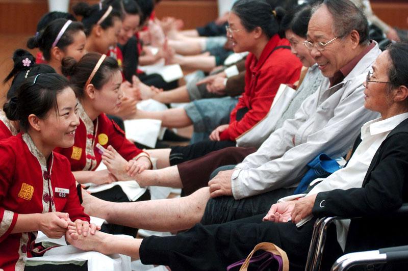 Mardi 19 octobre, à Hangzhou, la capitale de la province chinoise du Zhejiang, certains ont pu profiter joyeusement d’une séance de massage. 