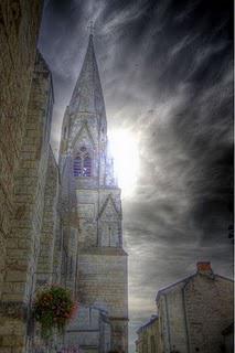 LE PUY-NOTRE-DAMEentre deux tournesols