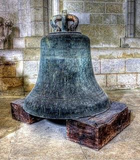 LE PUY-NOTRE-DAMEentre deux tournesols