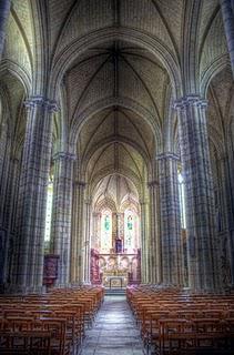 LE PUY-NOTRE-DAMEentre deux tournesols