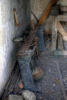 LE PUY-NOTRE-DAMEentre deux tournesols